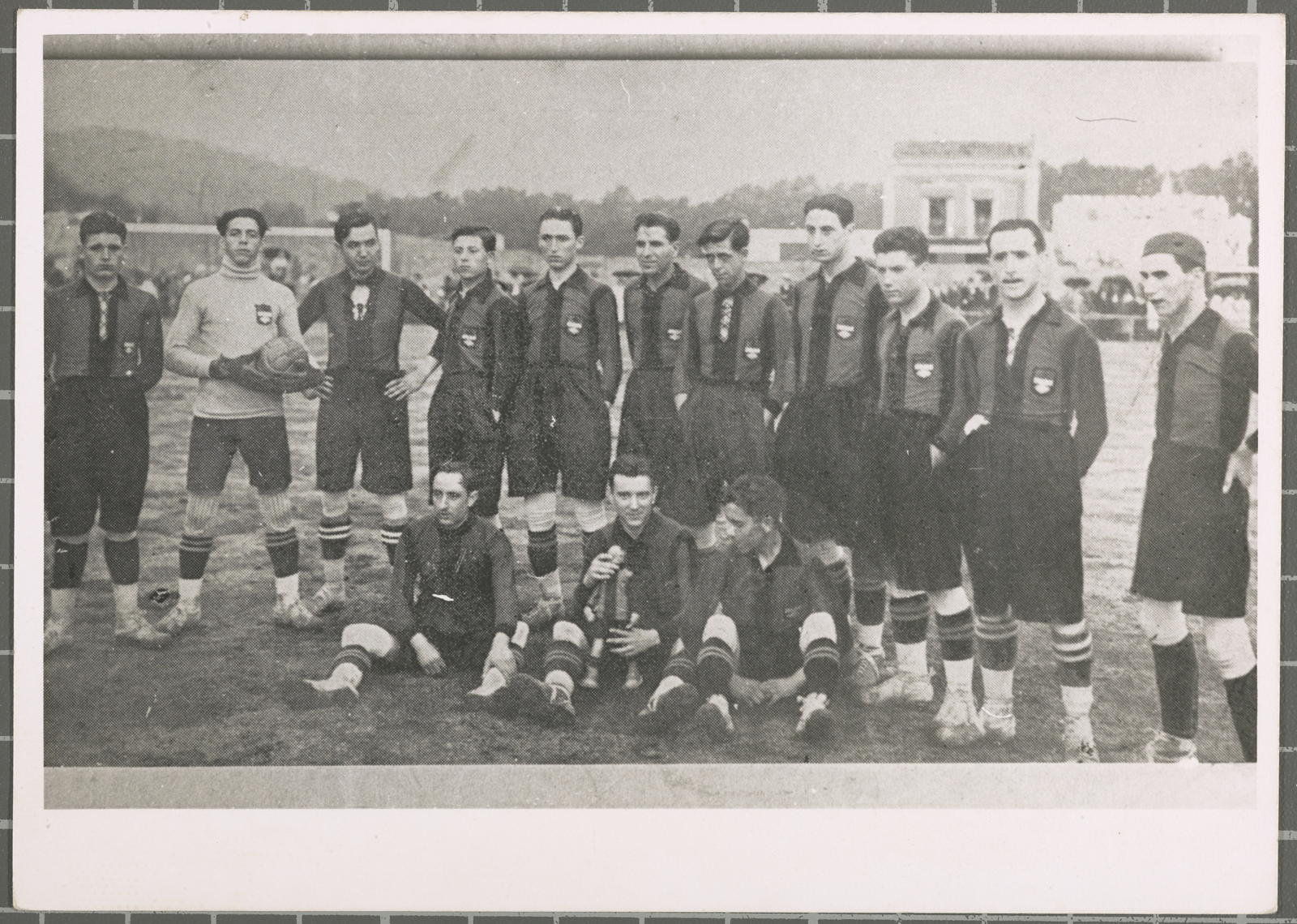 Desconegut, [Retrat de l'equip de futbol de la Unió Deportiva Girona]