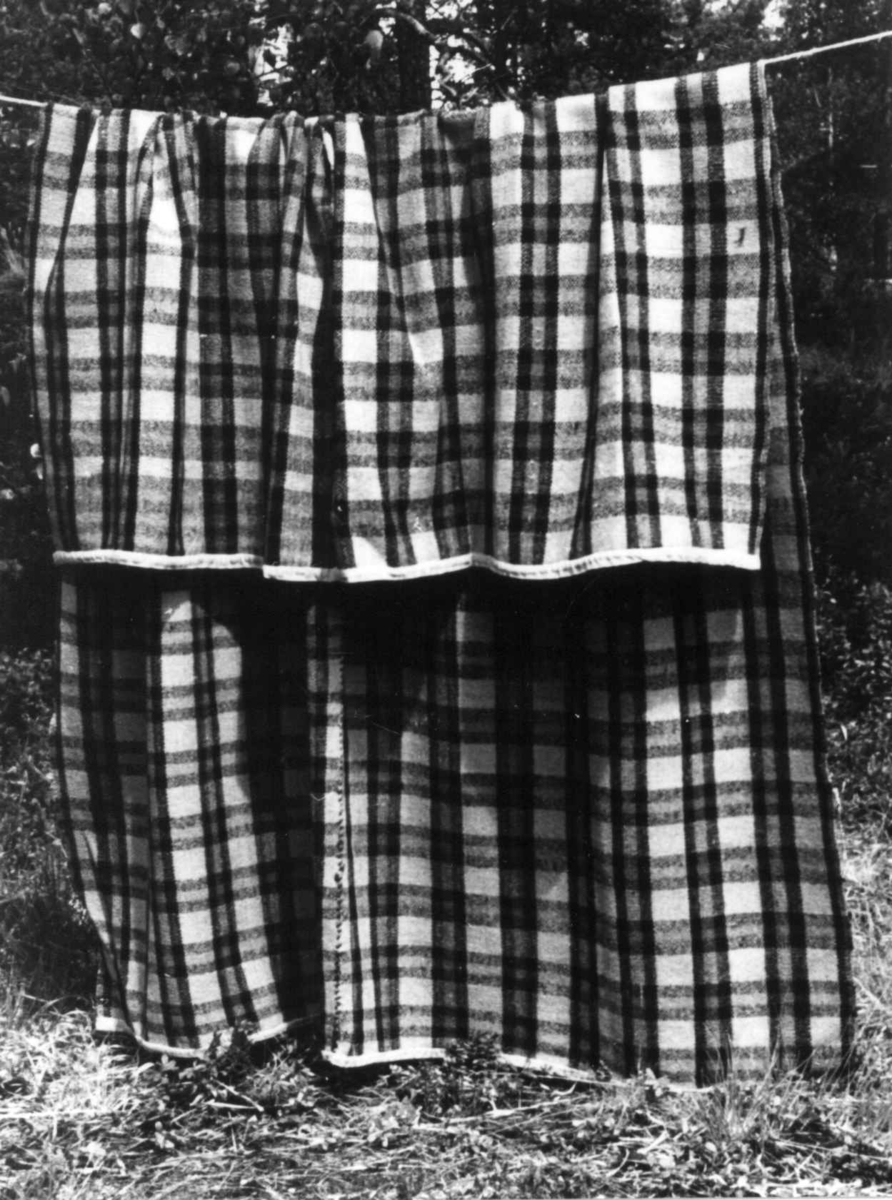Anna Grostøl, "Kvidel", vevd ullteppe med rutemønster. Bjelland, Marnardal, Vest-Agder 1940.