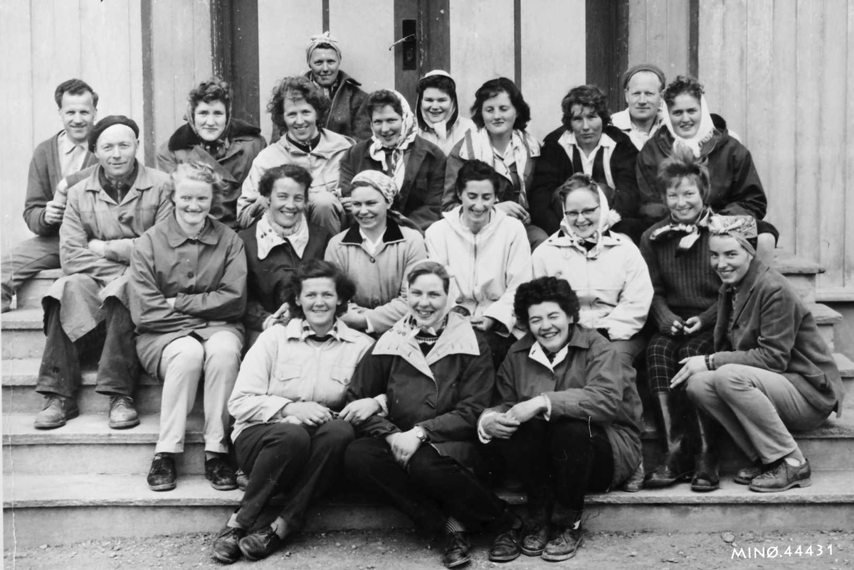 Rachel Haarseth, Gruppebilde, personer, bygning. traktorkurs for kvinner 1960