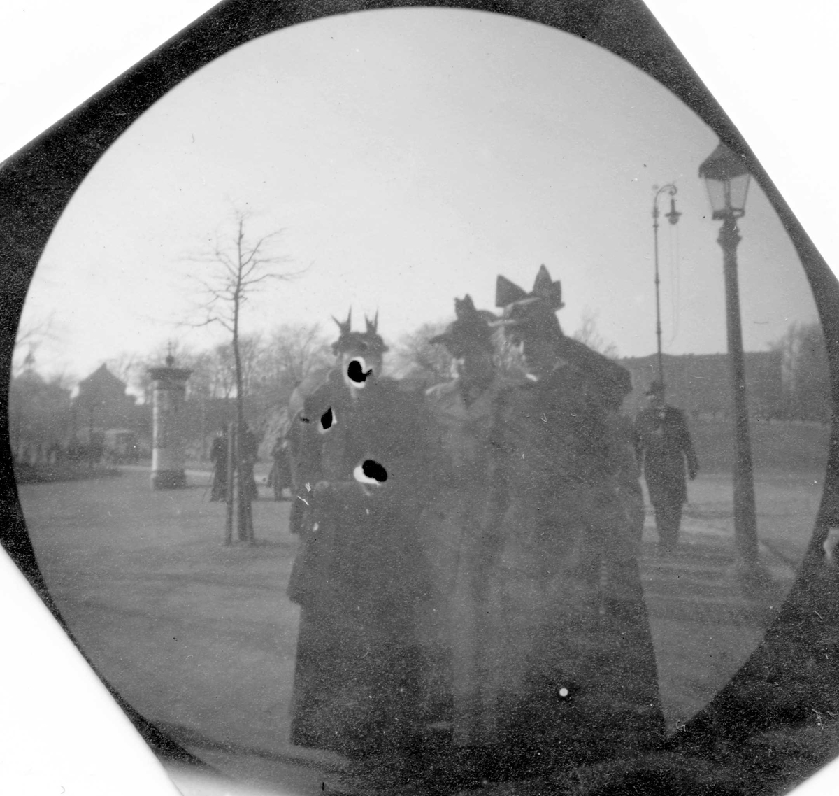 Fredrik Carl Mülertz Størmer, Tre damer spaserer øverst i Karl Johans gate, Oslo. Slottet skimtes.