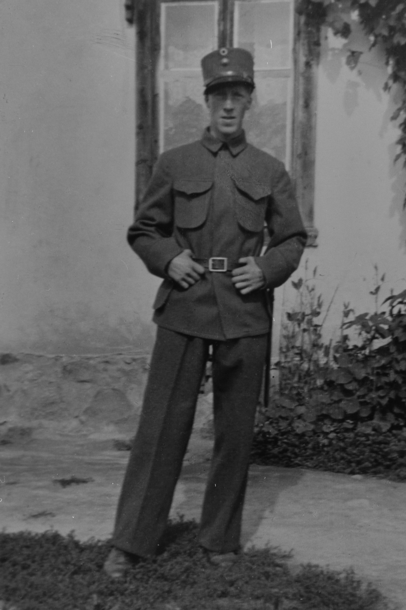 Anno Domkirkeodden, MATHIAS BERGSETH F: 01. 07. 1915 - D: APRIL 1940 UNDER FELTTOGET I NANNESTAD, MILITÆRUNIFORM, UNDER KRIGEN, LØTEN.