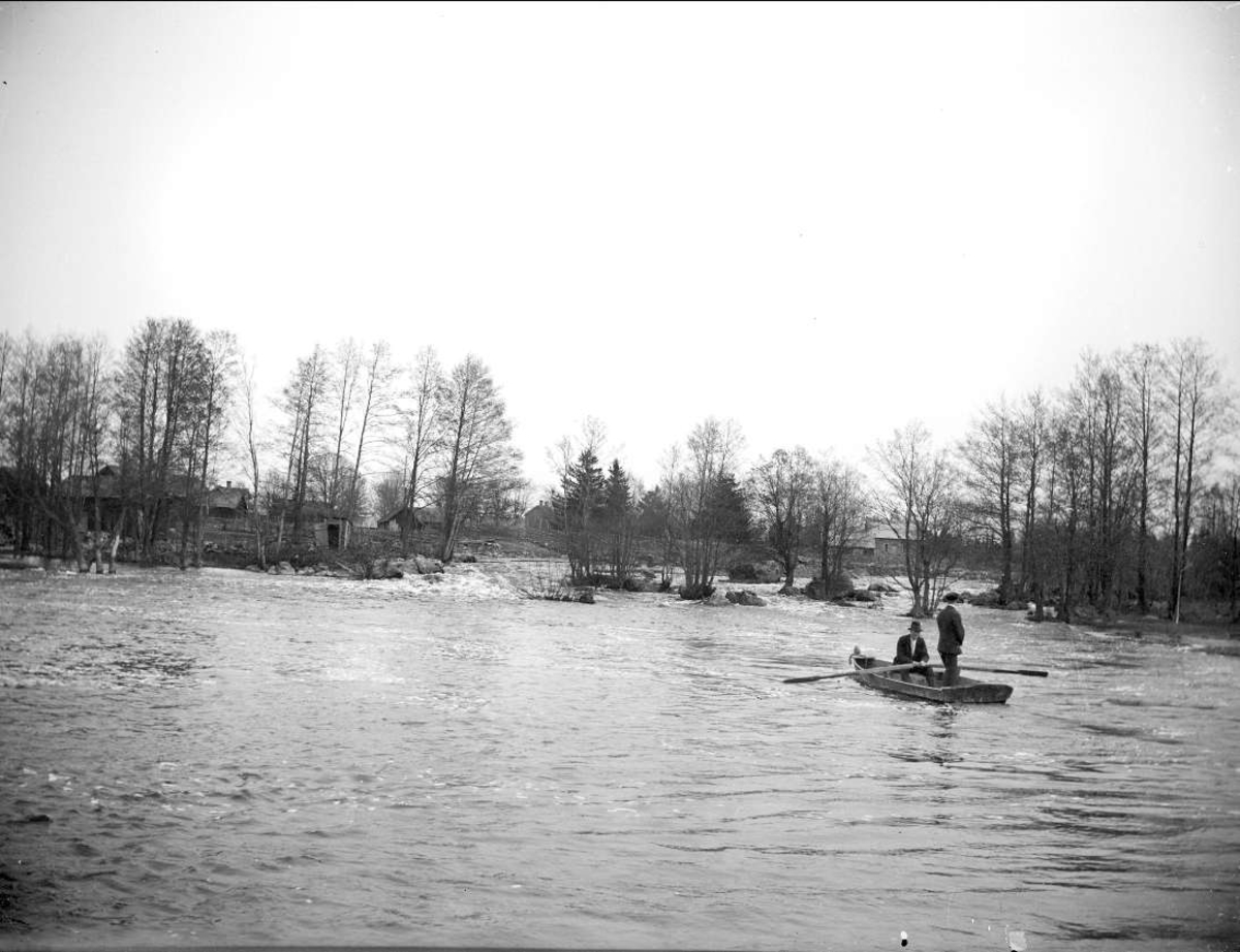 August Fredrik Schagerström, Två män i roddbåt på Tämnarån i Västland, Västlands socken, Uppland maj 1918