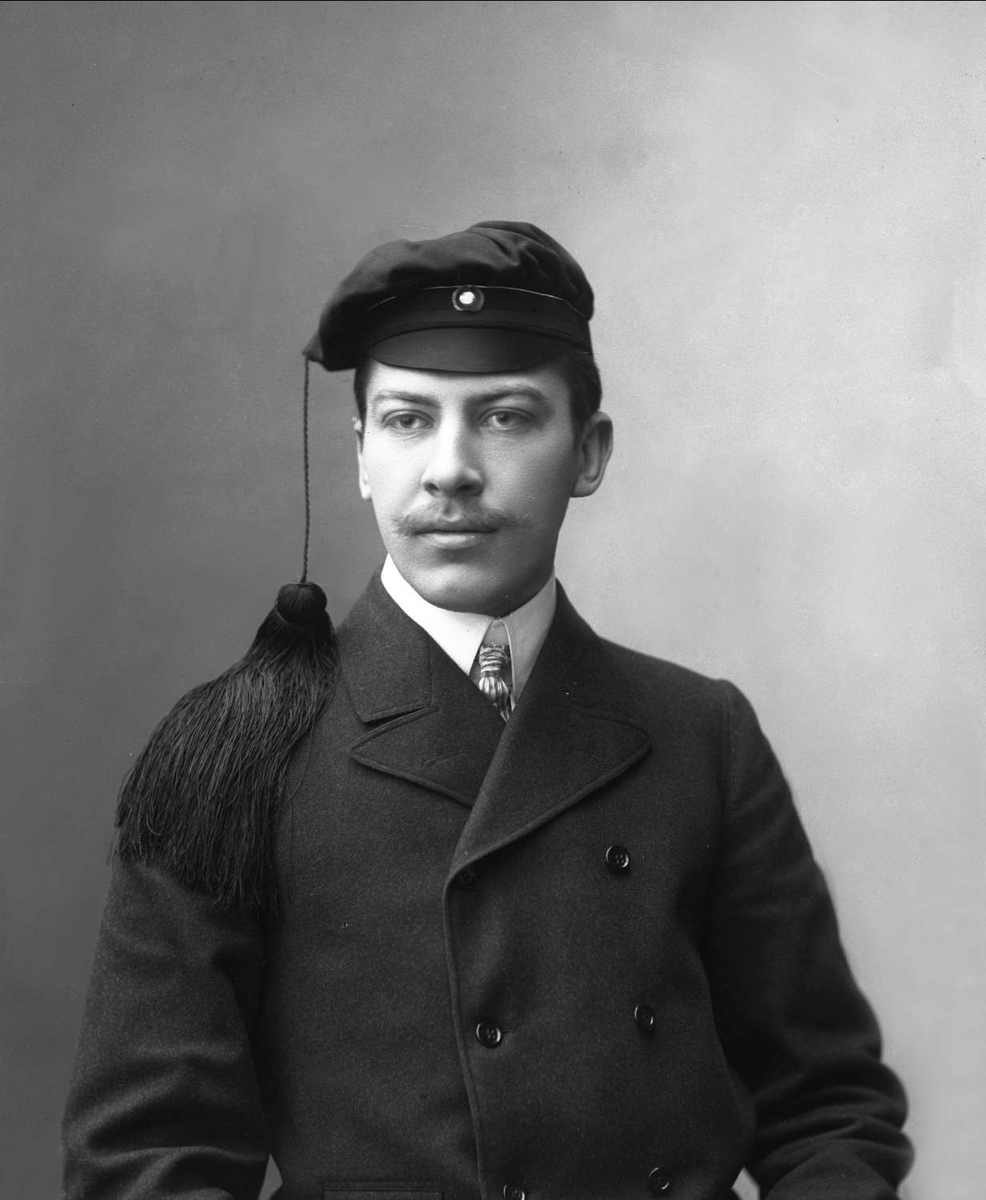 Gustav Borgen, Portrett, mann med studentlue. Ole Røed Thoresen.