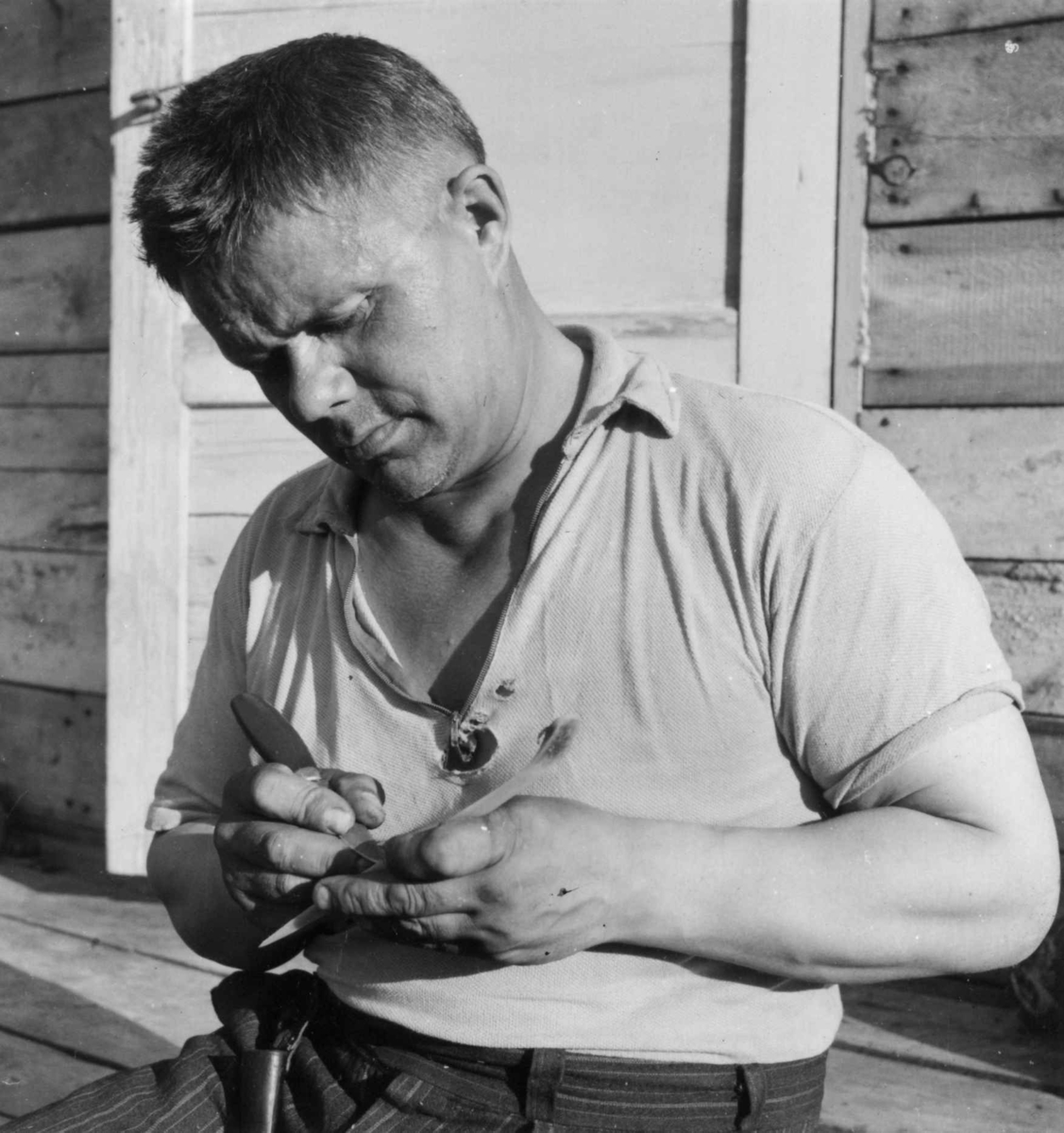 Virginia Raymond Davidson, Portrett av Per Hætta, kunstner, som skjærer i horn. 1959.