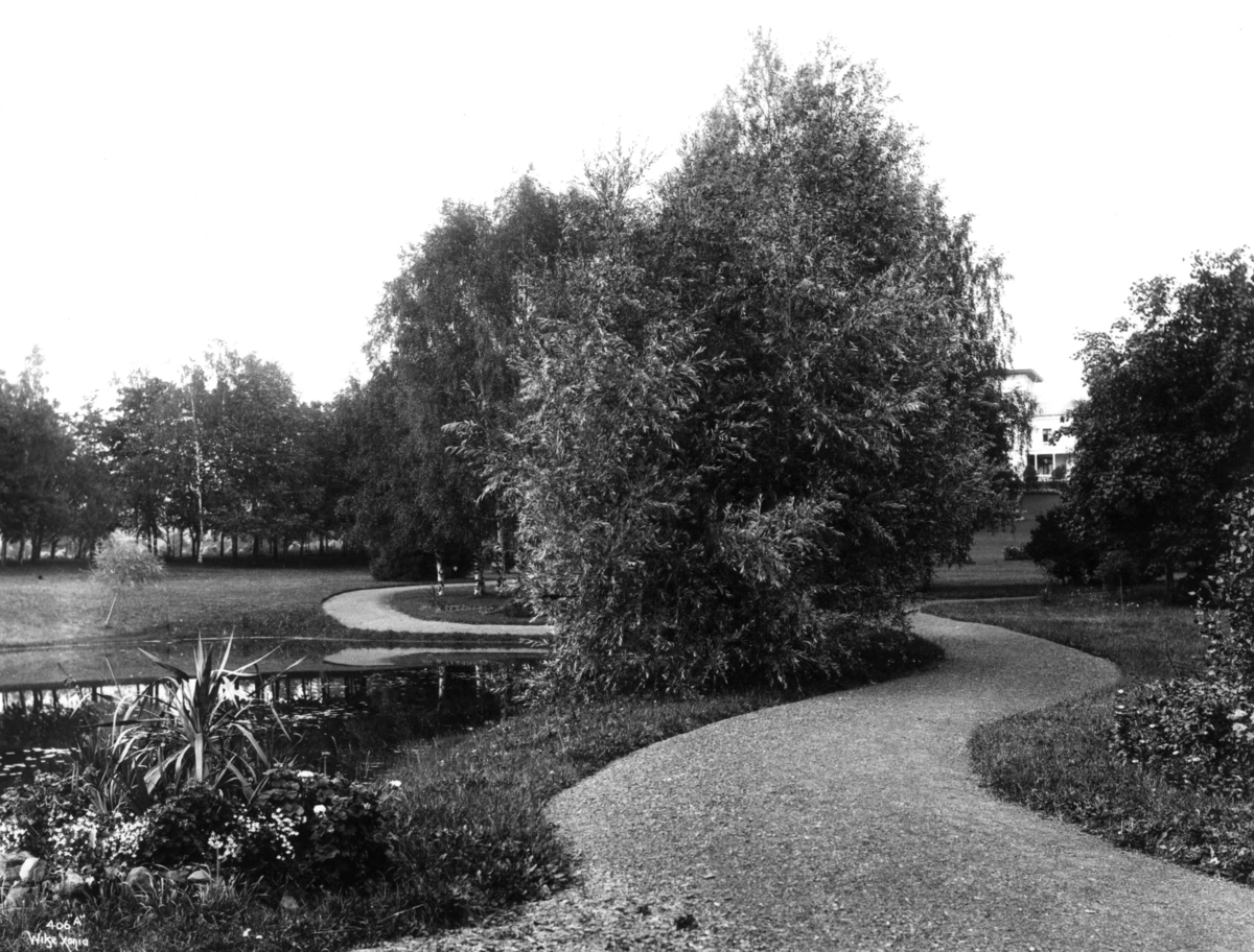 Anders Beer Wilse, Skøyen hovedgård, Oslo 1903. Litt av huset sett fra parken.