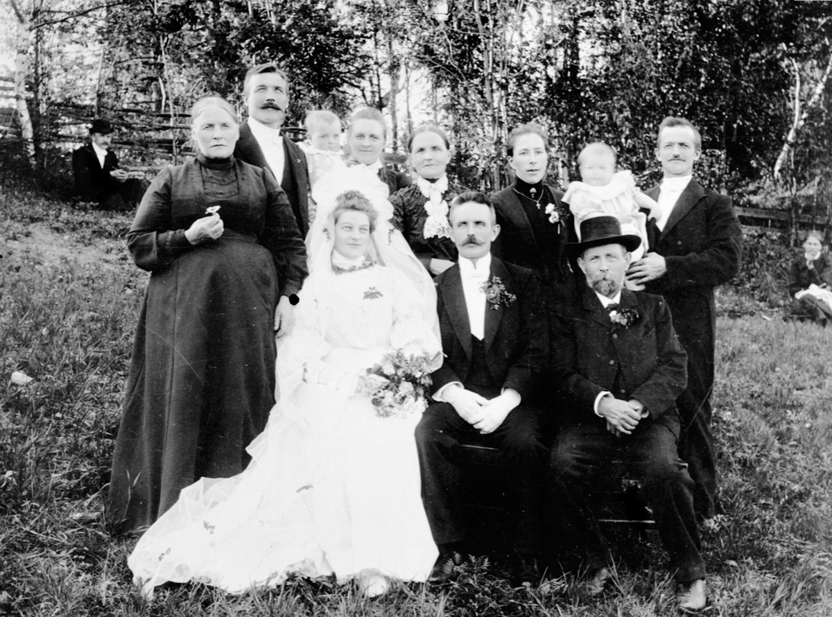 Anno Domkirkeodden, Brudeparet Anna Godager (1882-1944) og Ole Røste (1876-1965) med foreldre og søsken. Røste, Helgøya.