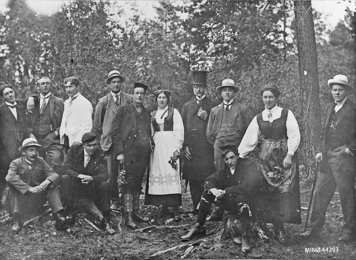 Alexander Bredstrøm Ansberg, Gruppebilde, personer, klær, naturforhold.