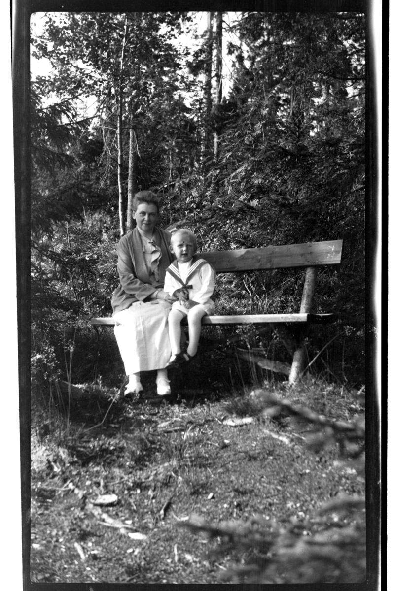 Rolf Sr. Sundt, Sofie Edvardsen og Julius Sundt, ca. tre år, sitter sammen på en benk, Villa Knyggen. Fotografert 1920.
