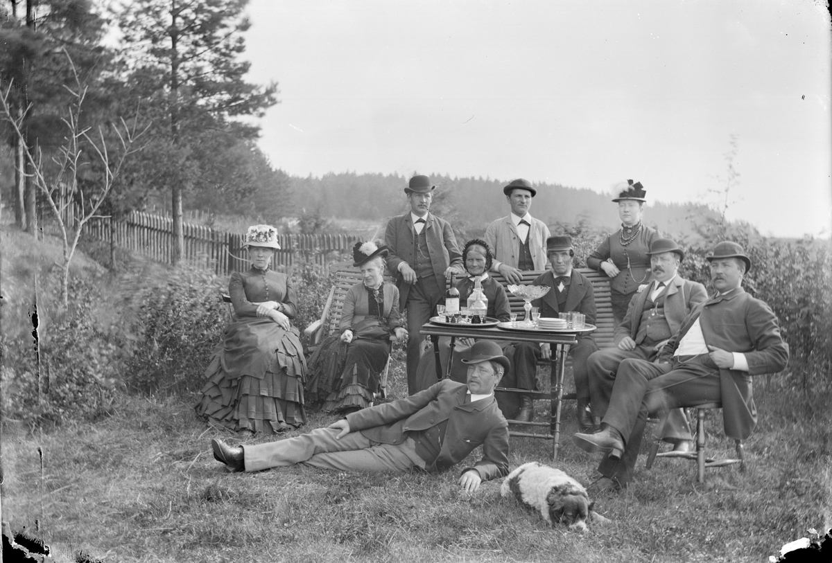 Henri Osti's Fotografiateliér, Iron dealer J L Björkman with a socialite in the garden, Uppsala 1884