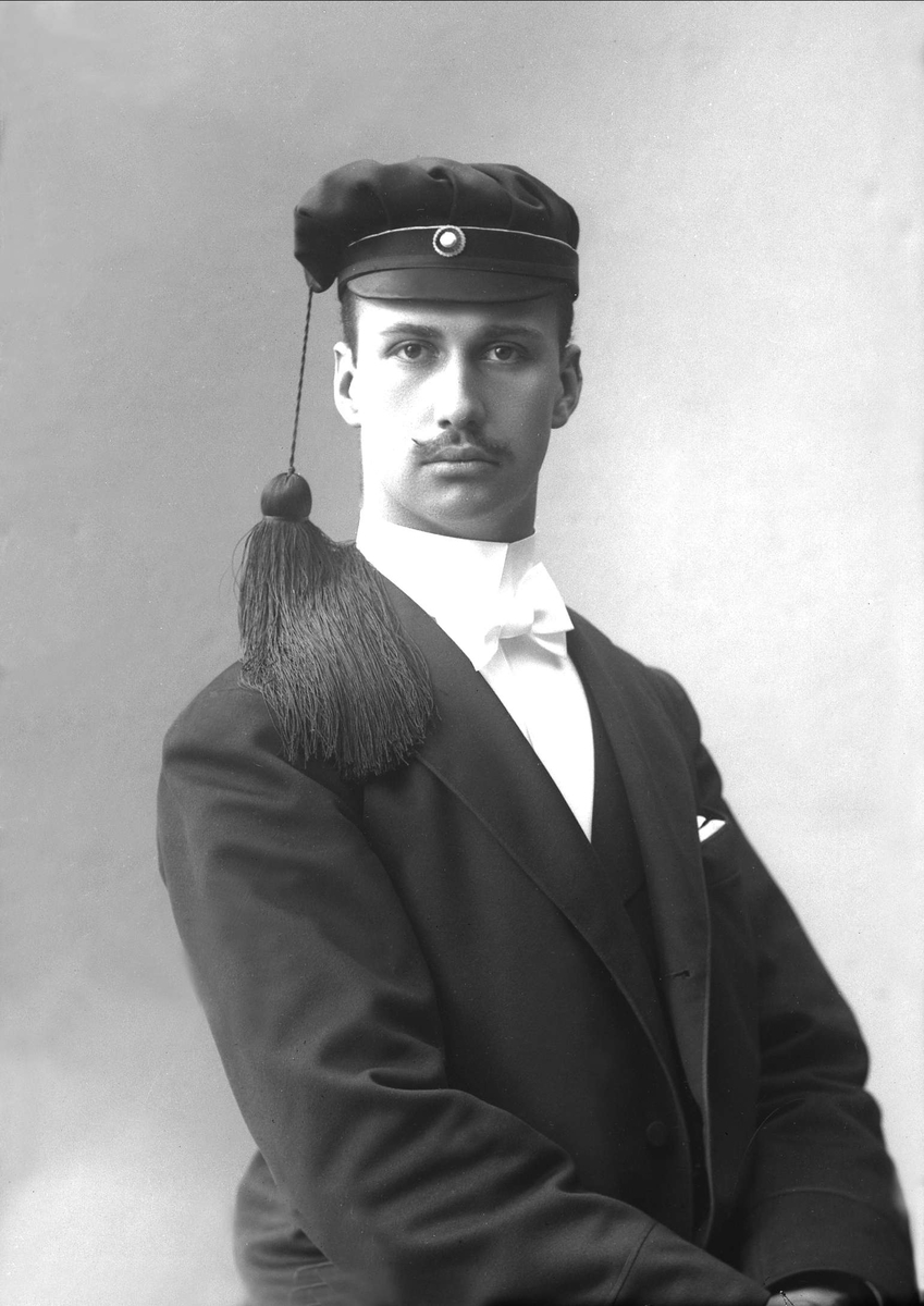 Gustav Borgen, Portrett, mann med studentlue. Student Olmer.