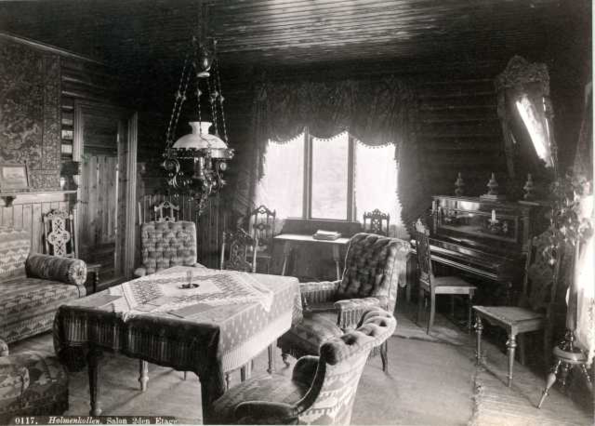 Axel Lindahl, Holmenkollen, Oslo. Salong med sittegruppe og piano.