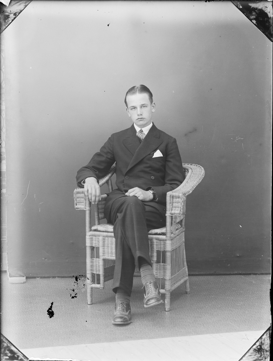 Skötsner-Edhlund, Ateljéporträtt - ung man, Östhammar, Uppland