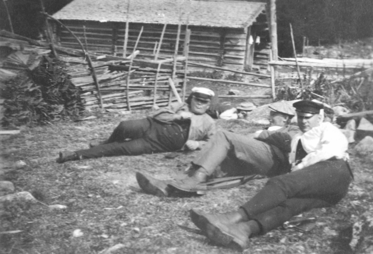Anno Domkirkeodden, EKSTERIØR: VELTSETER, VELTSÆTRA, GRUPPE: 3 MENN HVILER, ROMEDAL ALLMENNING,