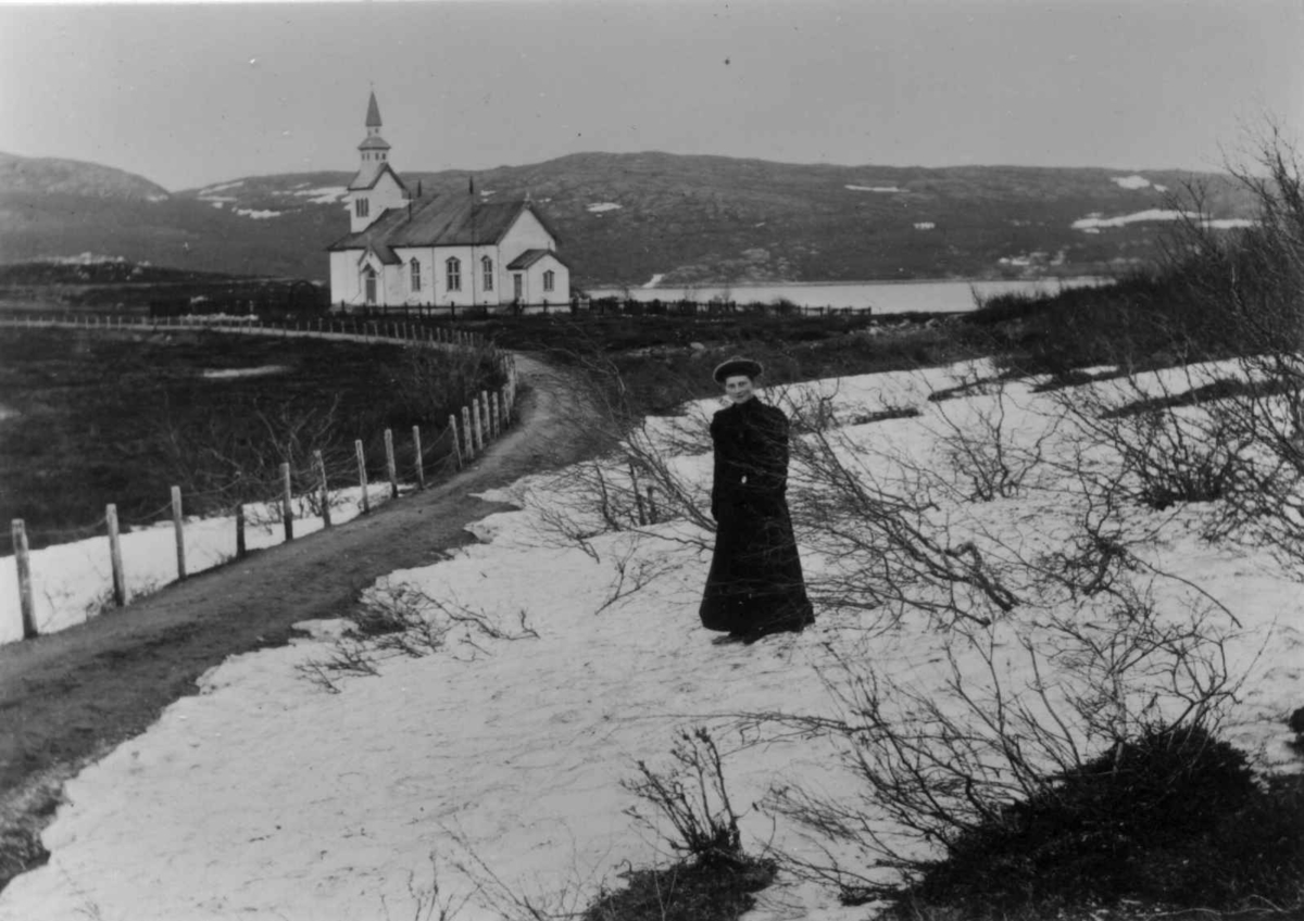Ellisif Rannveig Wessel, Sør-Varanger kirke 456, Kirkenes, Sør-Varanger, Finnmark, 13.06.1899. Kvinnen i forgrunnen er jordmor Annette Lilleeng.
