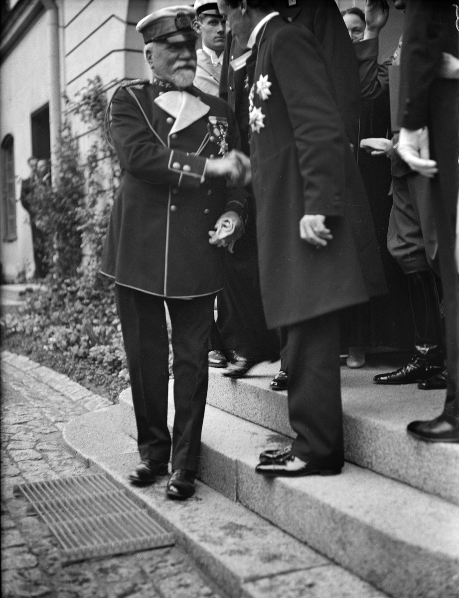 Paul Sandberg, Archbishop Erling Eidem greets military, Uppsala 1935