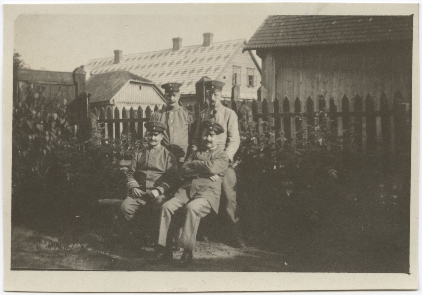 Wilhelm Alb. Bechtel, Bendra keturių karininkų fotografija kieme