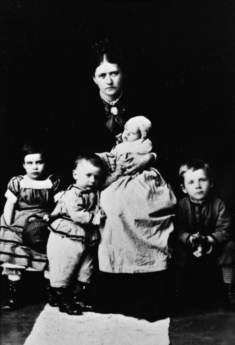 Anno Domkirkeodden, GRUPPE FAMILIEN FLIFLET, MOR: ALHED FØDT: AGERSBORG, BARNA: GUNNVALD, HOGNY, IVAR-VILHELM.