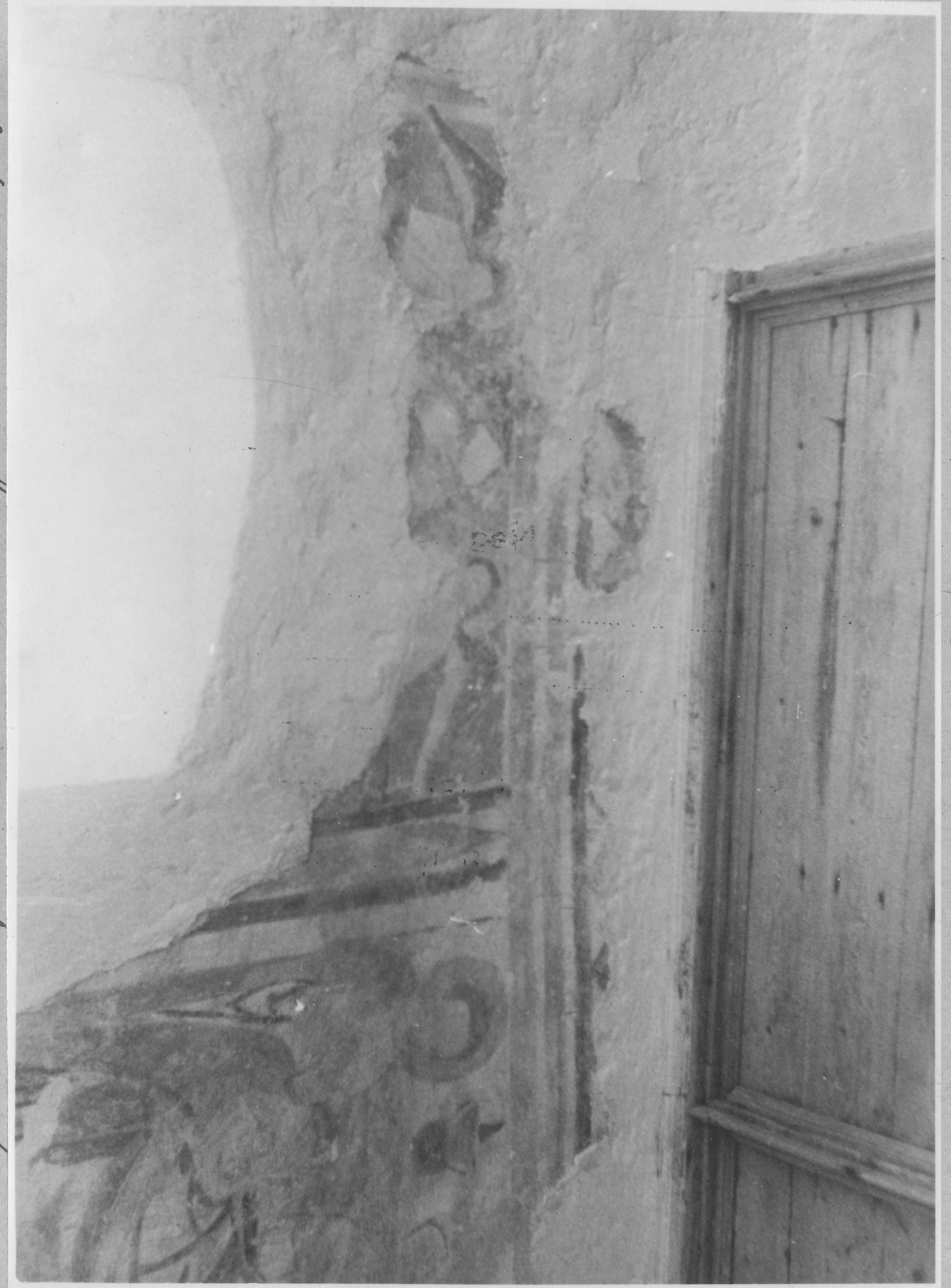 Branko Fučić, Bazgalji (Gračišće), Kapela sv. Marije Magdalene, unutrašnjost, dio zida s romaničkim oslikom, oštećen naknadnim probijanjem prozora (barok) te dio tavanice