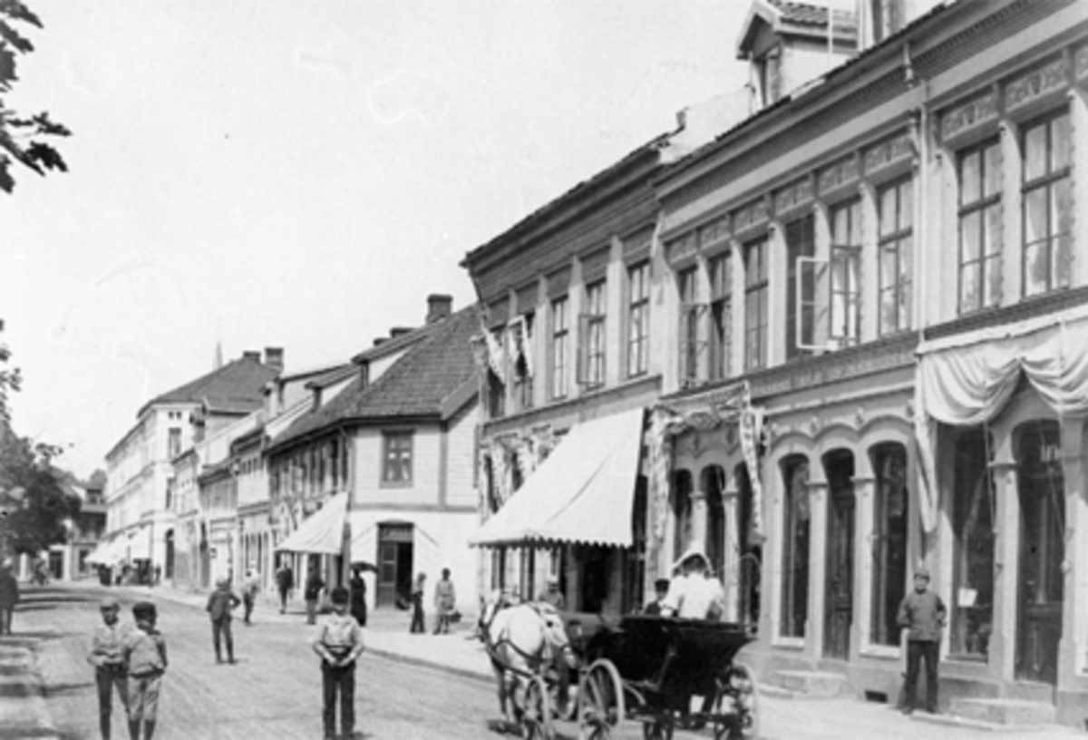 Anno Domkirkeodden, Oversikt, Strandgata i Hamar. Mye folk, hest m/trille. Se Hamarboka bilde nr. 79.