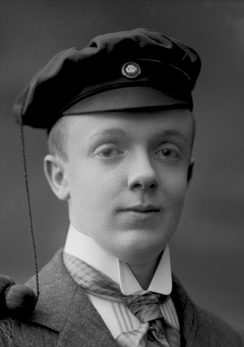 Gustav Borgen, Portrett, mann med studentlue. Student Leth.