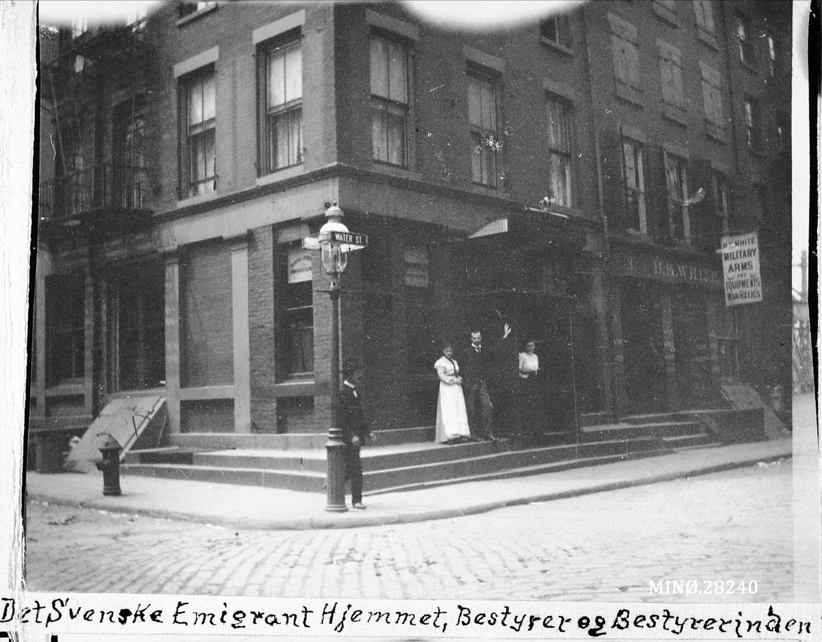 Rugsveen, Johan, Undseth, Det svenske emigranthjemmet, bestyrer og bestyrerinden utenfor.
