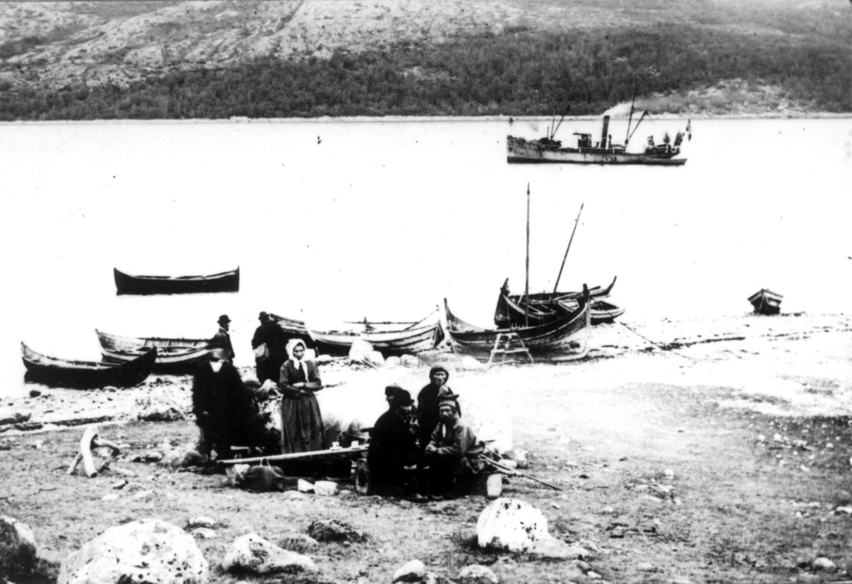 Ellisif Rannveig Wessel, Valgmannsvalget i Sør-Varanger, Finnmark, 1899. Samer som skal stemme. Småbåter ligger langs stranden.