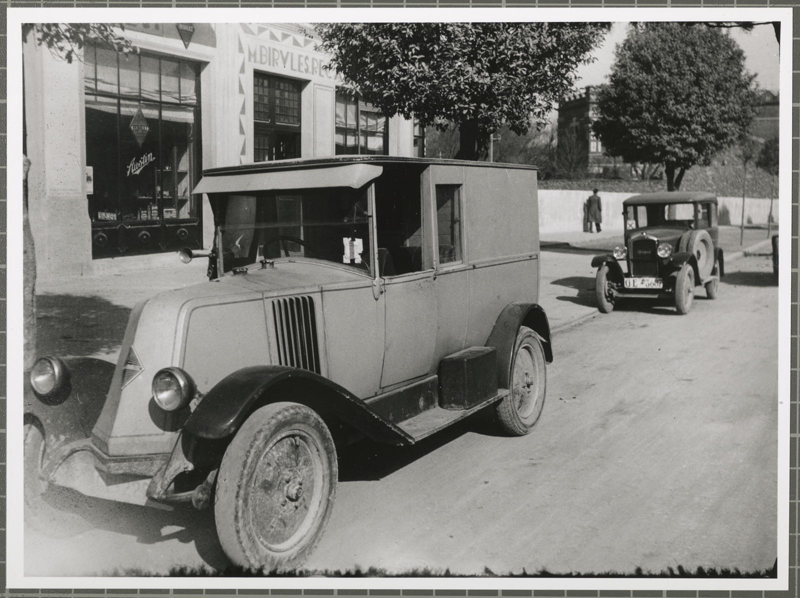 Desconegut, [Cars parked before the Birulés Garage]