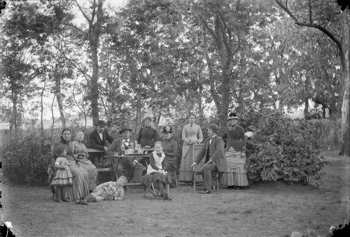 Henri Osti's Fotografiateliér, Trader P A Lundberg with children and adults in the garden, Uppsala 1884