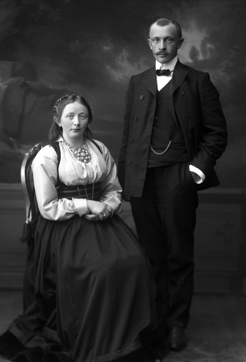 Gustav Borgen, Gruppeportrett, mann og kvinne. Hun i beltestakk med bolesølje. Han i dress.