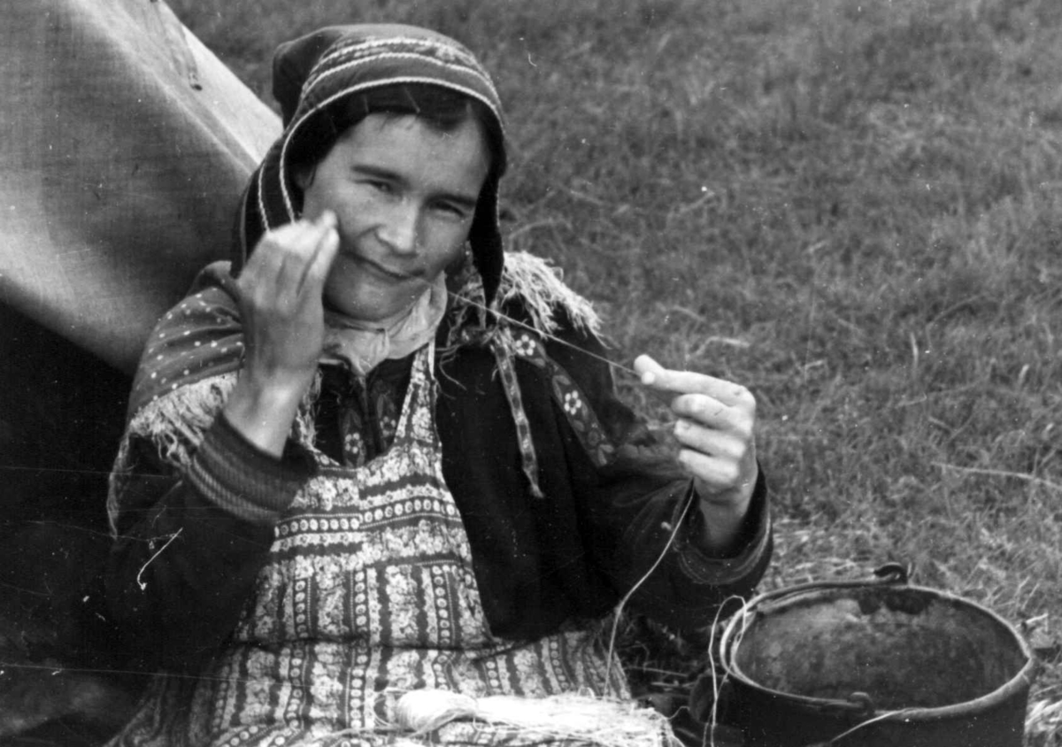 Anna Grostøl, En kvinne bearbeider senetråd. Olderdalen, Kåfjord, Troms 1947.