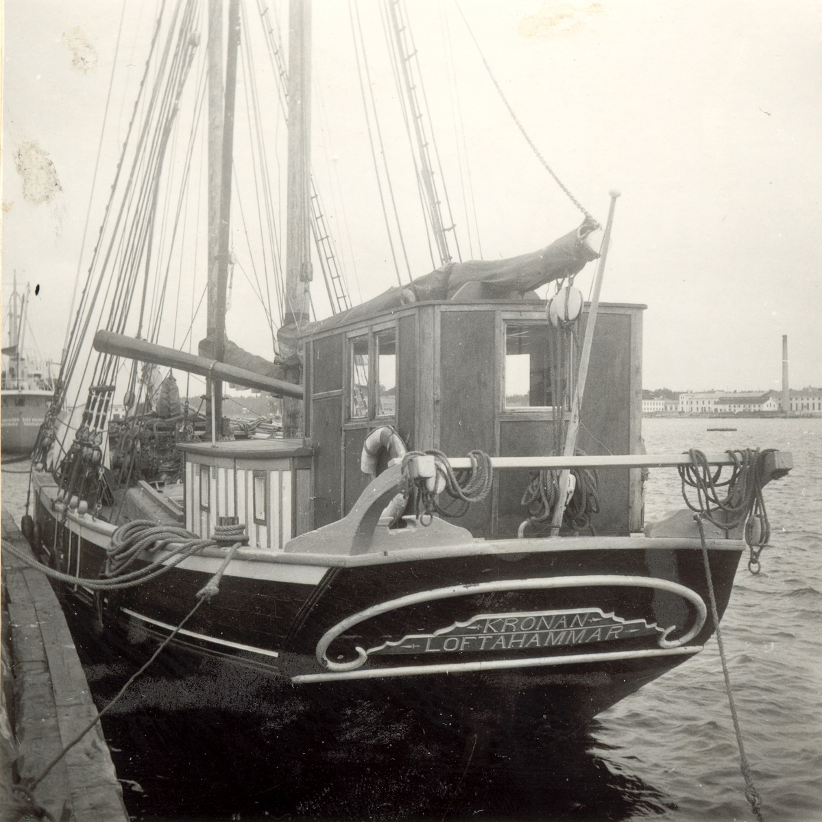 Axel Andersson, Kronan vid kaj i Västervik 1953. Enligt uppgift b. i Ekenäs. Identisk med den 1862 där fb Kronan?