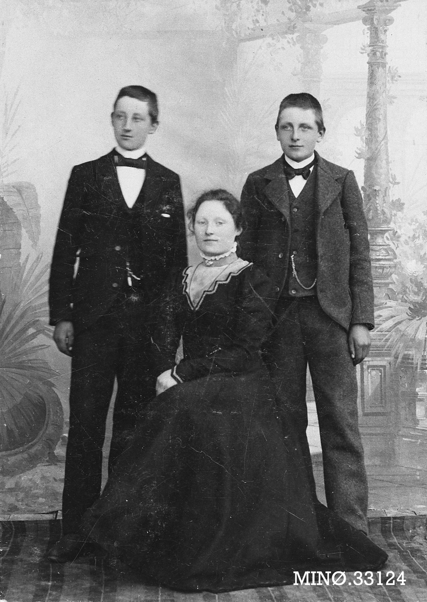 Henrik Augustinsson Stinessen, Portrett. Ungdom. Klær