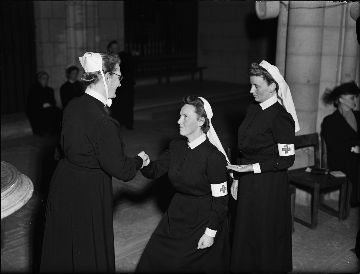 Paul Sandberg, Föreståndare Elisabet Dillner och nyinvigda sjuksköterskor, Uppsala sjuksköterskehems sjuksköterskeskolas sköterskeinvigning i Uppsala domkyrka