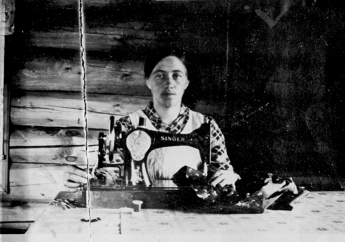 Rachel Haarseth, Kvinne, symaskin, bord. Ingeborg Lillekroken ved symaskina.