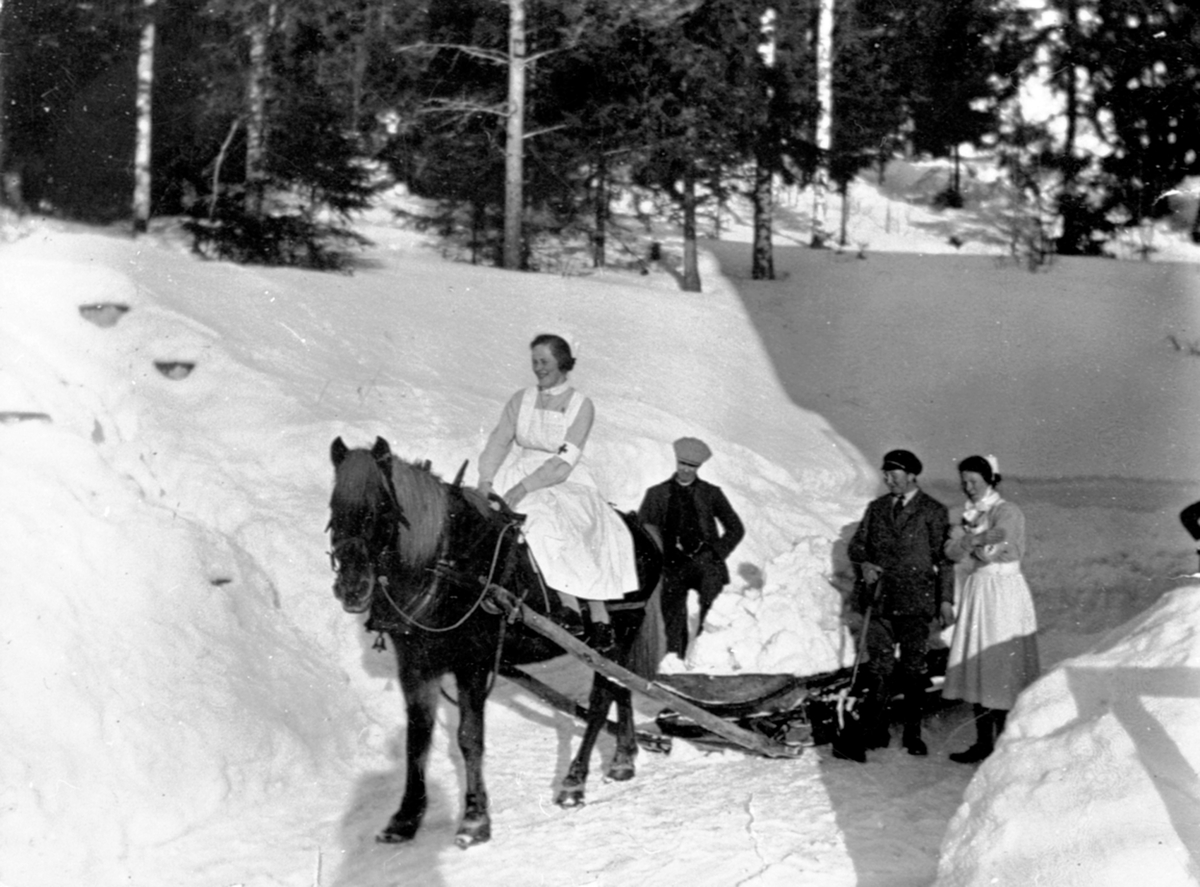 Anno Domkirkeodden, Snørydding ved Ringsaker sykehus ved Moelv med hest og møkkbrett. Røde Kors søster på hesteryggen