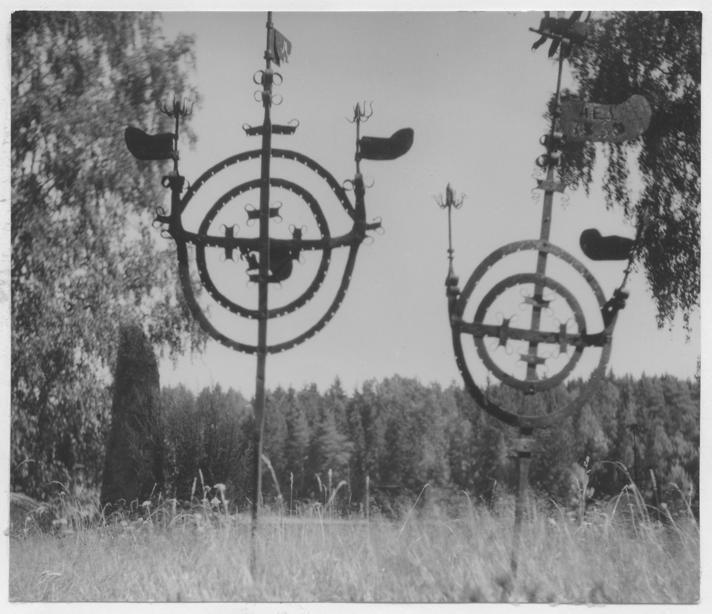 Mårten Sjöbeck, Tydje kyrkogård, järnsmidda gravkors från 1830-talet