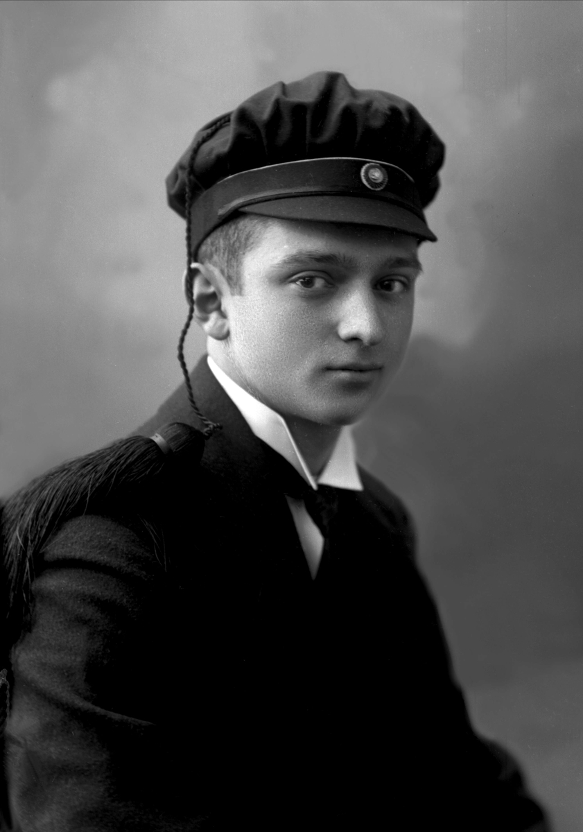 Gustav Borgen, Portrett, mann med studentlue. Jonny Feinsilber.
