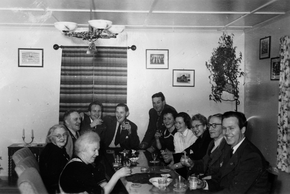 Anno Domkirkeodden, Medlien gård, Ringsaker. God stemning balant gode naboer i føderådsstua tidlig i 50-åra. Fra venstre er Synnøve Medlien, Kari Haugen, Hans Medlien Sr., Svein Medlien, Knut Haugen (kjøpmann på Nordli og nabo), Lars Gjørslie, Signe Gjørslie, Gerd Haugen, ukjent (trolig kjæresten til fotografen), Karl…