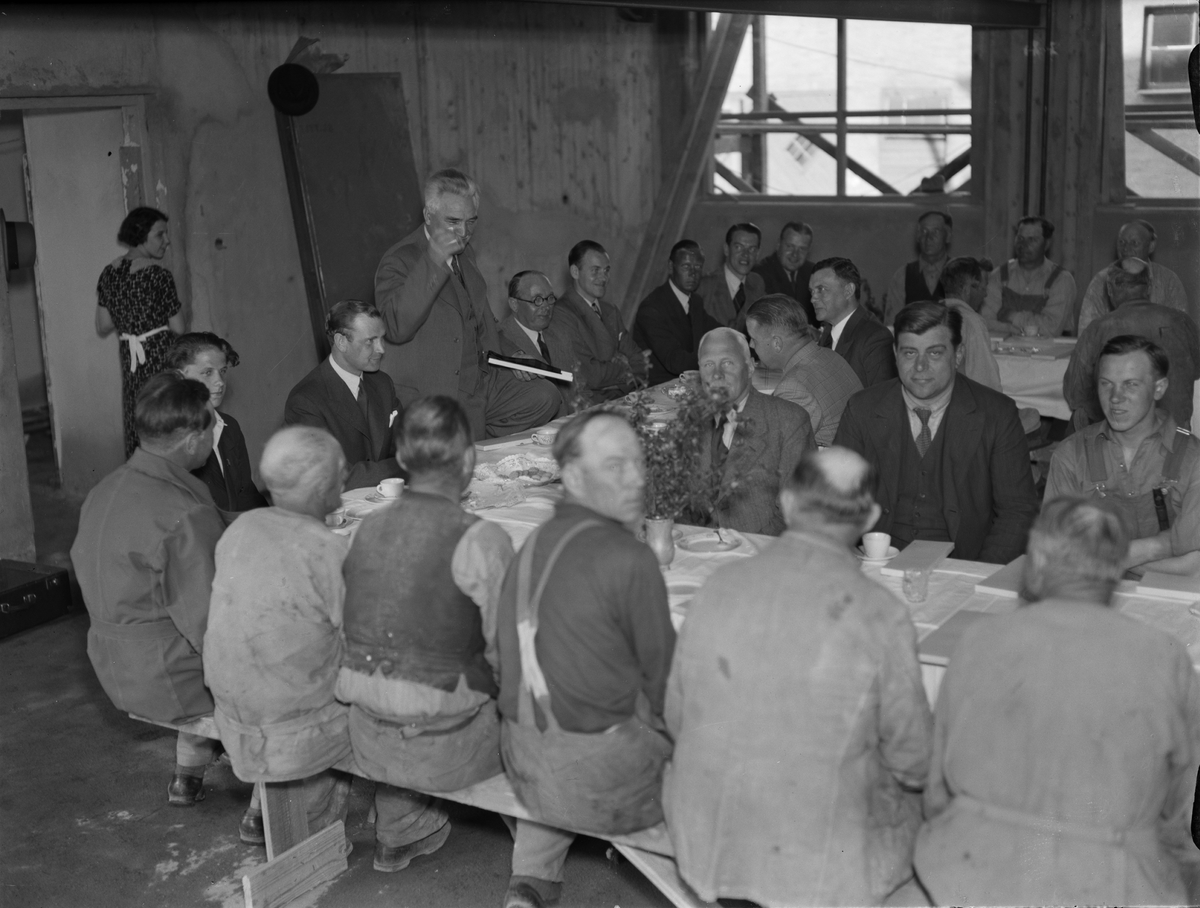 Paul Sandberg, Taklagskaffe med byggmästaren Anders Diös, Uppsala 1941