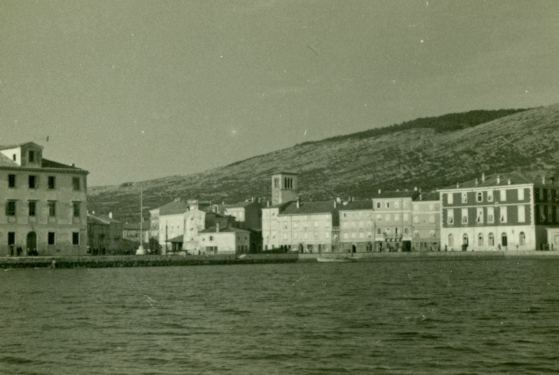 Branko Fučić, Cres, veduta luke