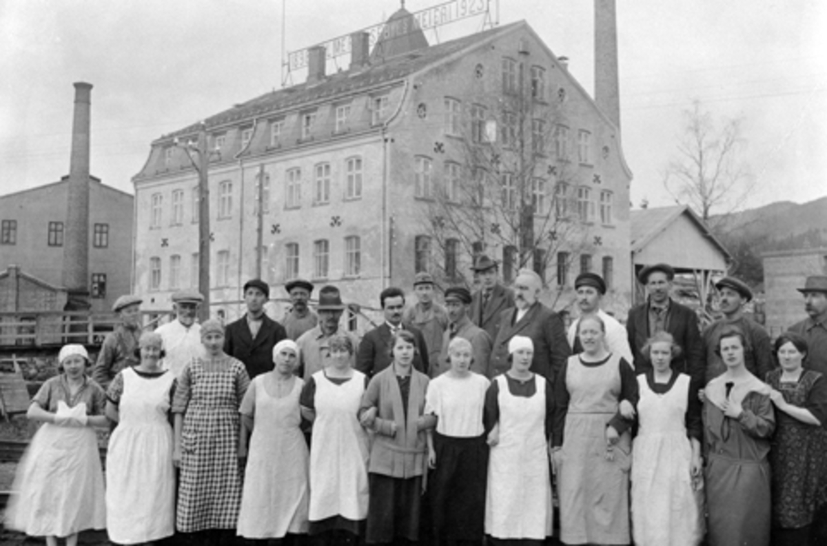 Anno Domkirkeodden, Gruppe arbeidere oppstillt foran Helmer Husebys meieri, Brumunddal.