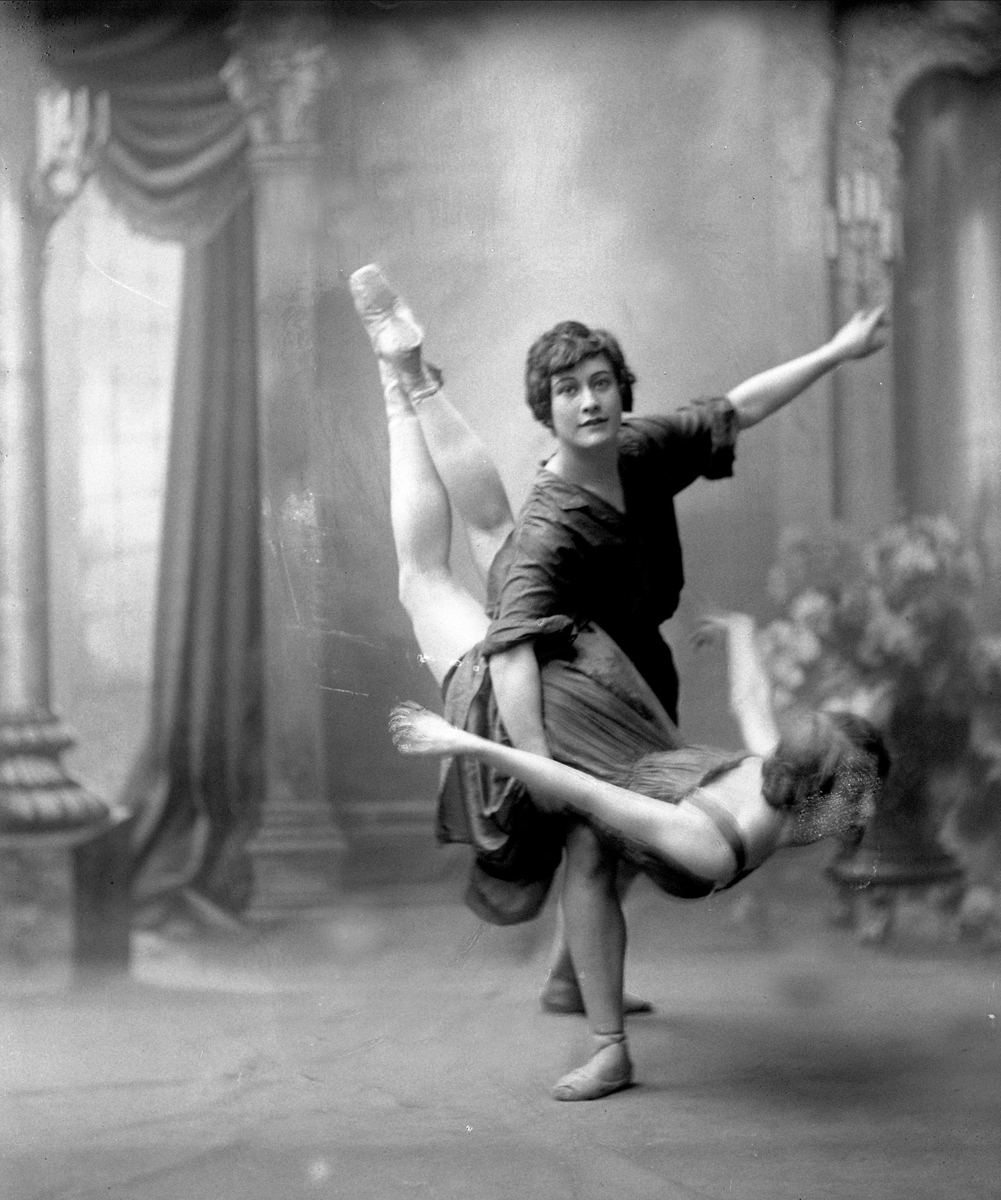 Gustav Borgen, Gruppeportrett, to ballettdansere. Frøken Warhuus.