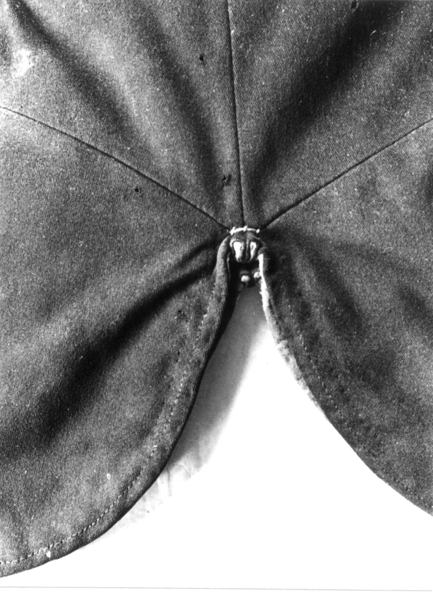Anna Grostøl, Detalj av hvordan en trøye ble sydd sammen. Fjotland, Kvinesdal, Vest-Agder 1941.