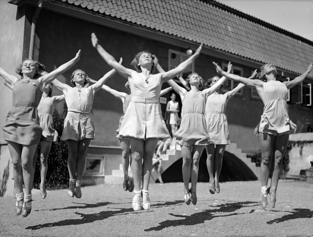 Paul Sandberg, Nordiskt förbund för kvinnogymnastik har kurs för 225 kvinnliga gymnaster i Sigtuna 1935. Deltagarna kom för att ta del av Elli Björksténs gymnastiksystem. Hon ansåg att tidigare gymnastik varit för könsneutral och hade utvecklat en egen form för kvinnor. Den kom att ha stor påverkan. Enligt de nya…