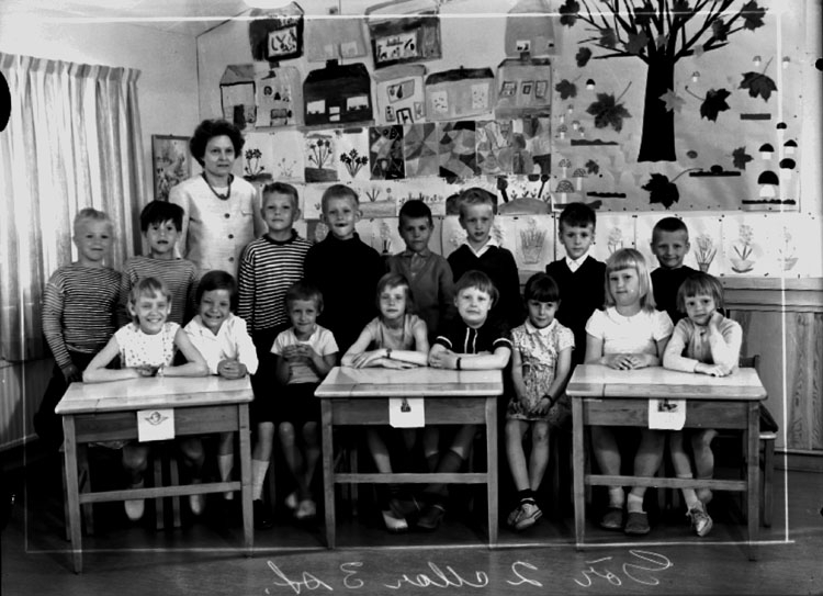 Sven Lindskog, Lillåstrandskolan, klassrumsinteriör, 16 skolbarn med lärarinna fru Alice Hallmen. Klass 1G, sal 11.