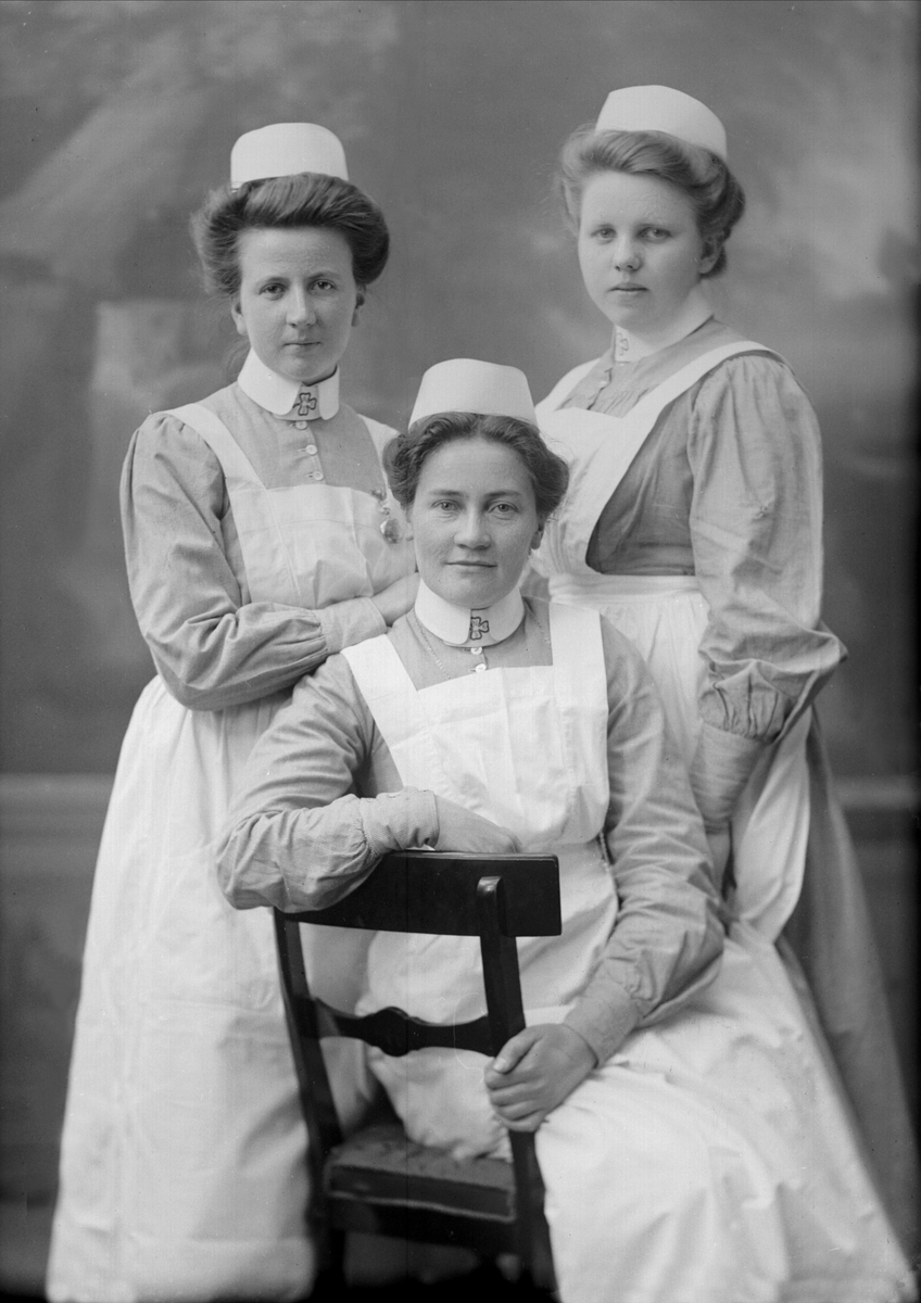 Gustav Borgen, Gruppeportrett, tre sykepleiere. Søster Johanne Overøien.