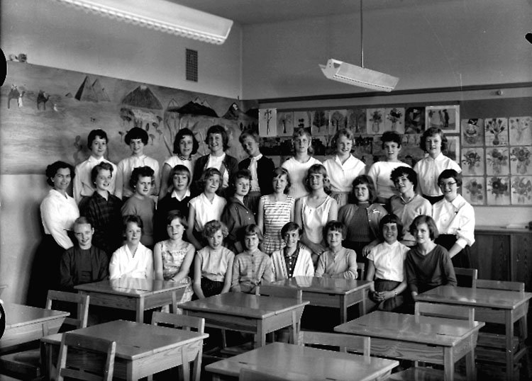 Sven Lindskog, Engelbrektbre, classroom interior, 28 girls with teacher Vicar Mrs Lindell. Class 6f, Hall 27.