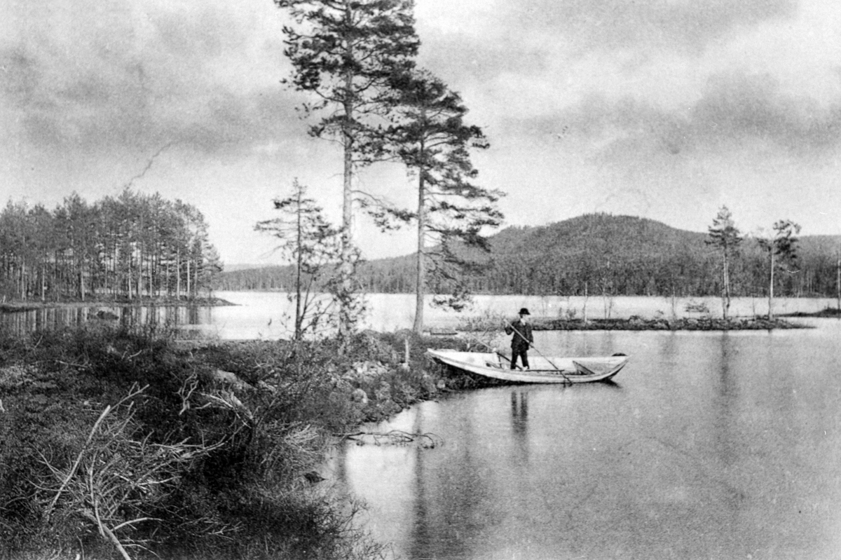 Anno Domkirkeodden, POSTKORT. ROKOSJØEN, MANN I ROBÅT, LØTEN