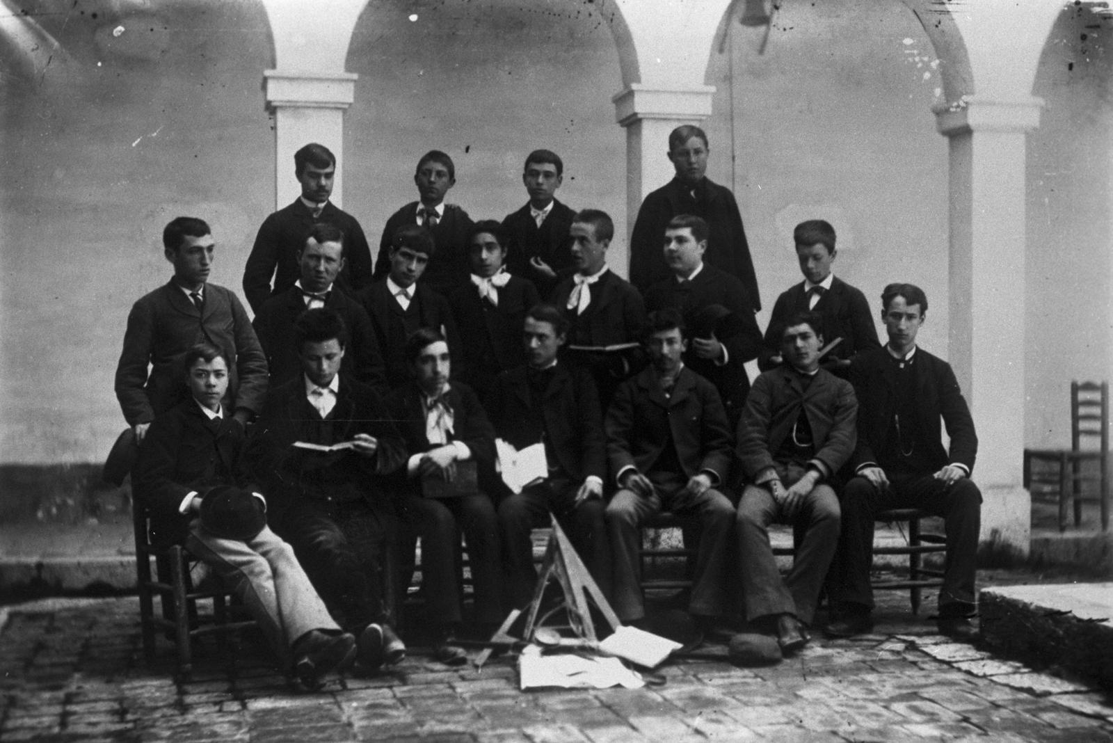 Desconegut, [Group portrait in the cloister]
