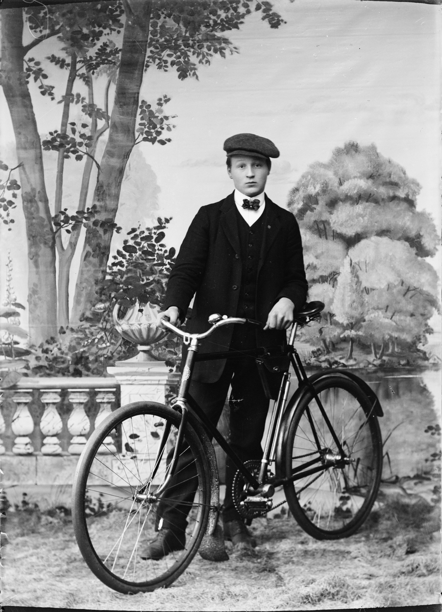 Skötsner-Edhlund, Ateljéporträtt - ung man med cykel, Östhammar, Uppland